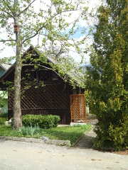 Unsere Rezeption ist in einem Holzhäuschen im Schatten eines Nussbaumes.