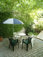 Ein weiterer abgeschirmter Aufenthaltsort bedeckt von Weinreben.